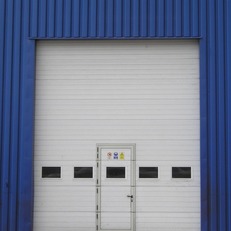 Industrietor mit Tür und Sektionsverglasung